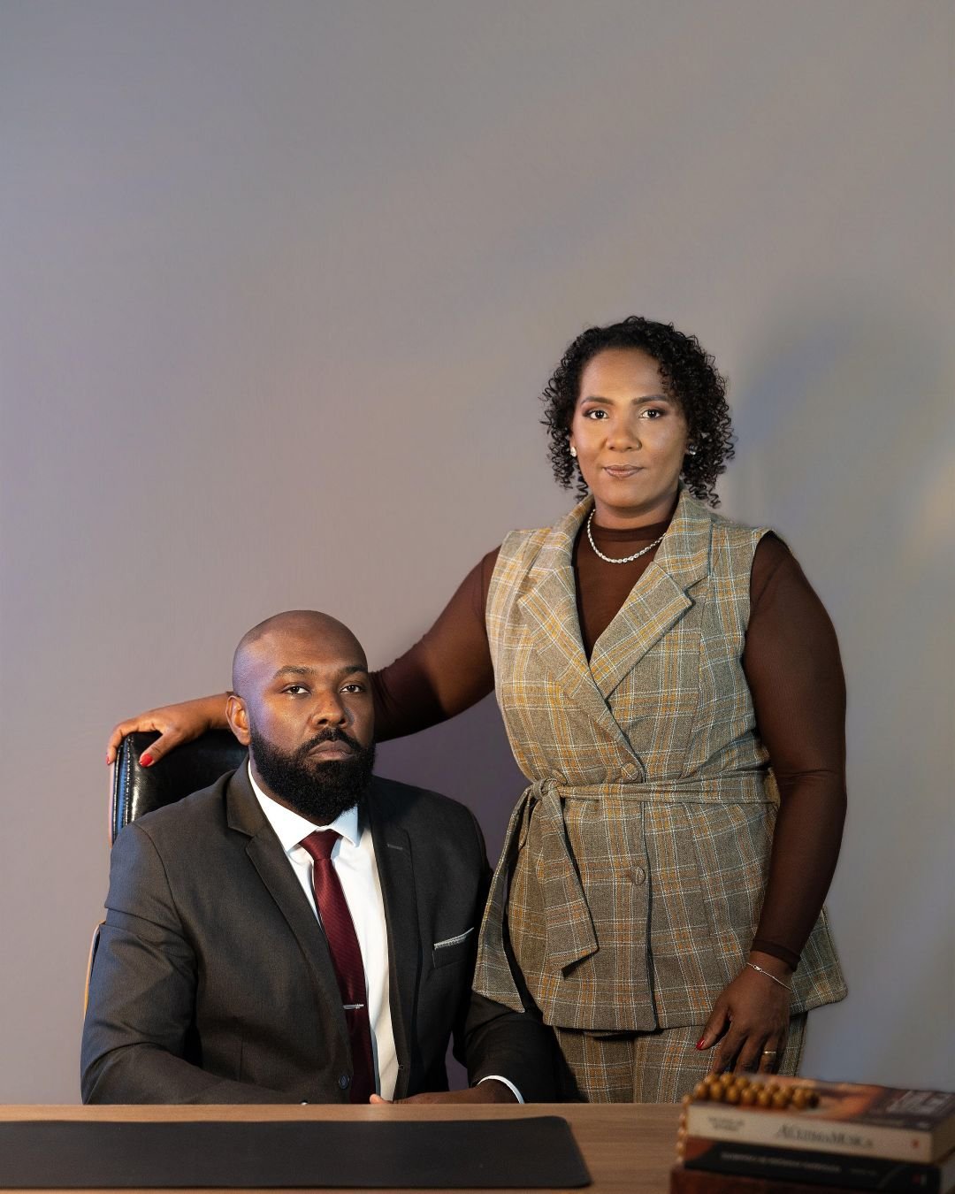 Dr. Douglas Izidorio e Dra. Fernanda Izidorio em retrato institucional da Ribeiro Izidorio Advocacia.